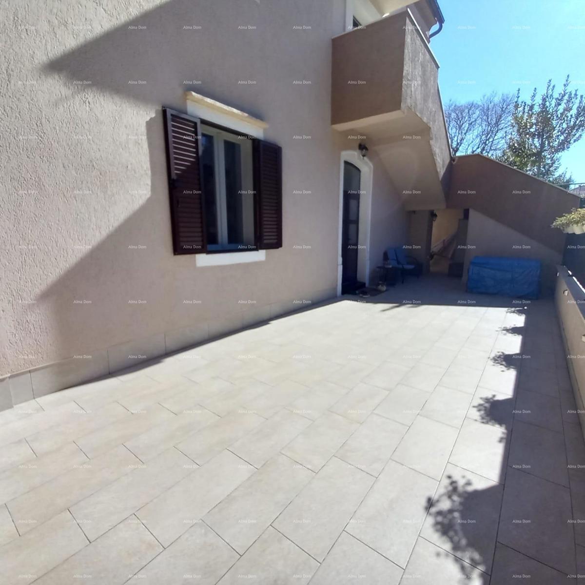 Na prodaju stan z dvoriščem, 250 m od morja