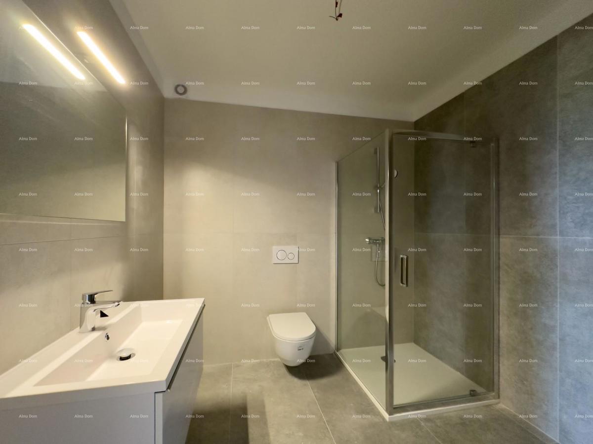 Prostran stan v Puli s tremi spalnicami in modernimi vsebinami blizu centra mesta