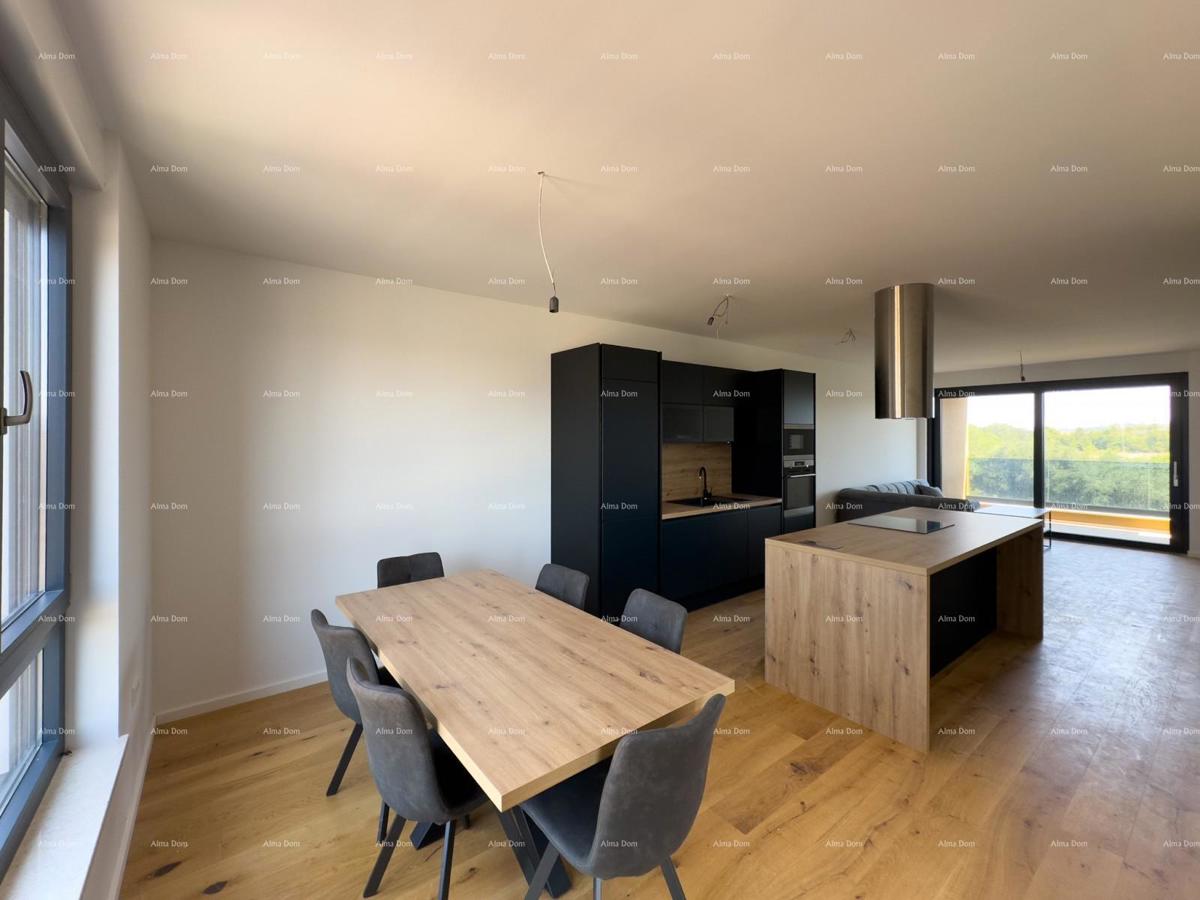 Prostran stan v Puli s tremi spalnicami in modernimi vsebinami blizu centra mesta