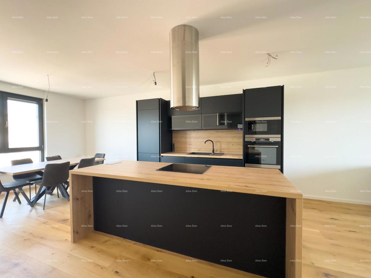 Prostran stan v Puli s tremi spalnicami in modernimi vsebinami blizu centra mesta