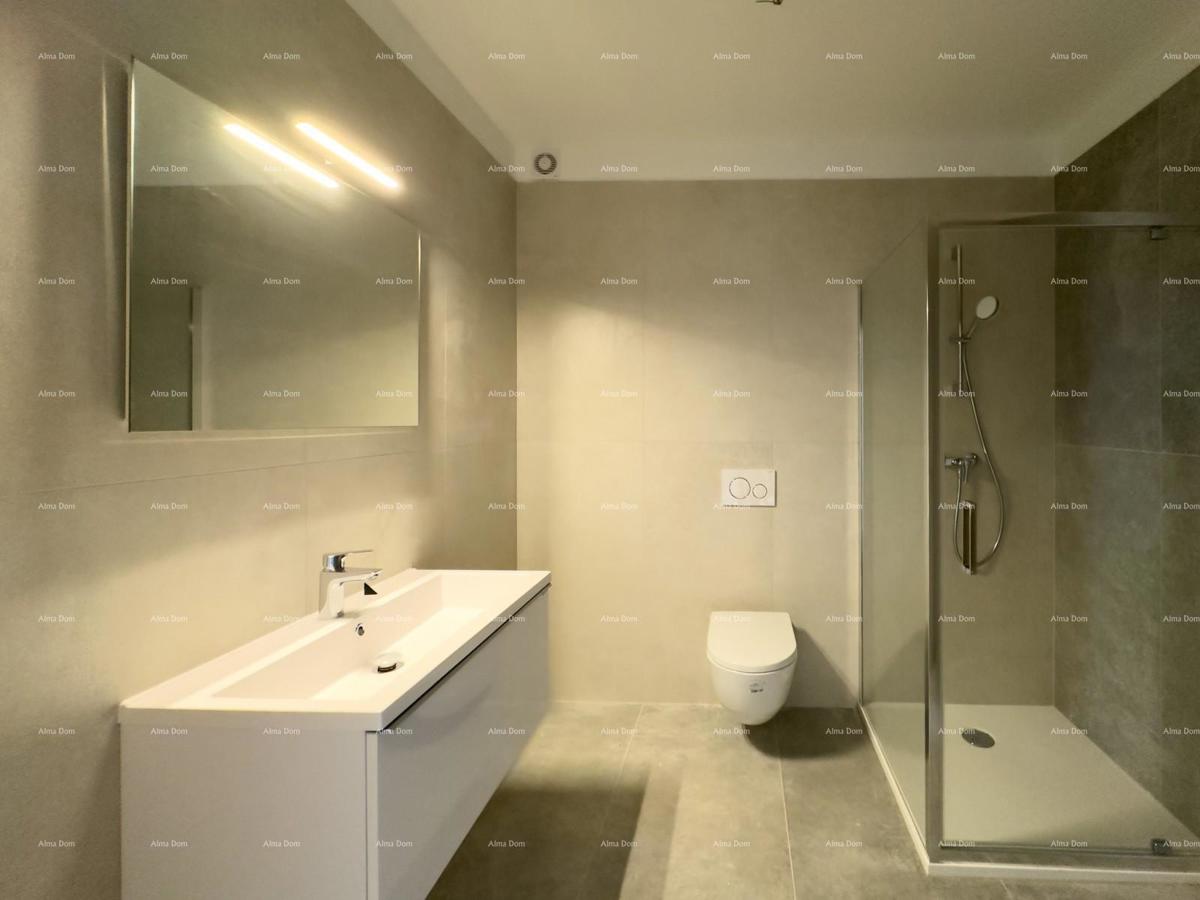 Prostran stan v Puli s tremi spalnicami in modernimi vsebinami blizu centra mesta