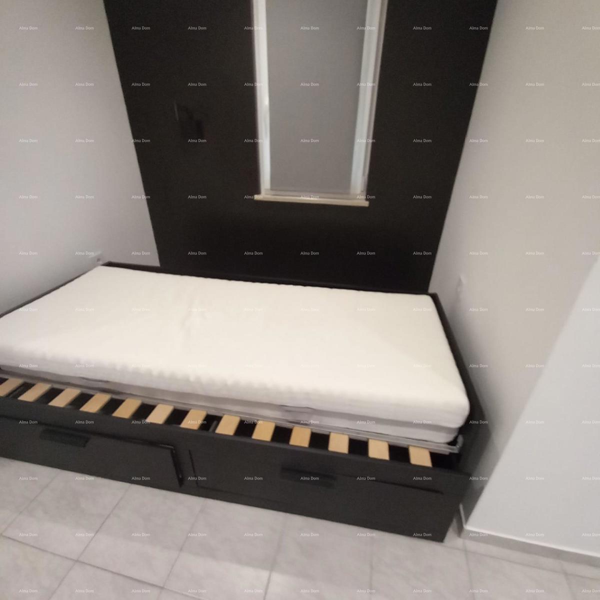 Pješčana Uvala, 200 metrov od plaže in morja, simpatična hišica s tremi apartmaji.