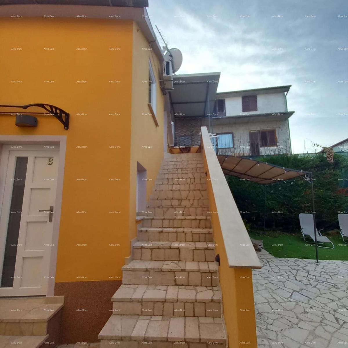 Pješčana Uvala, 200 metrov od plaže in morja, simpatična hišica s tremi apartmaji.