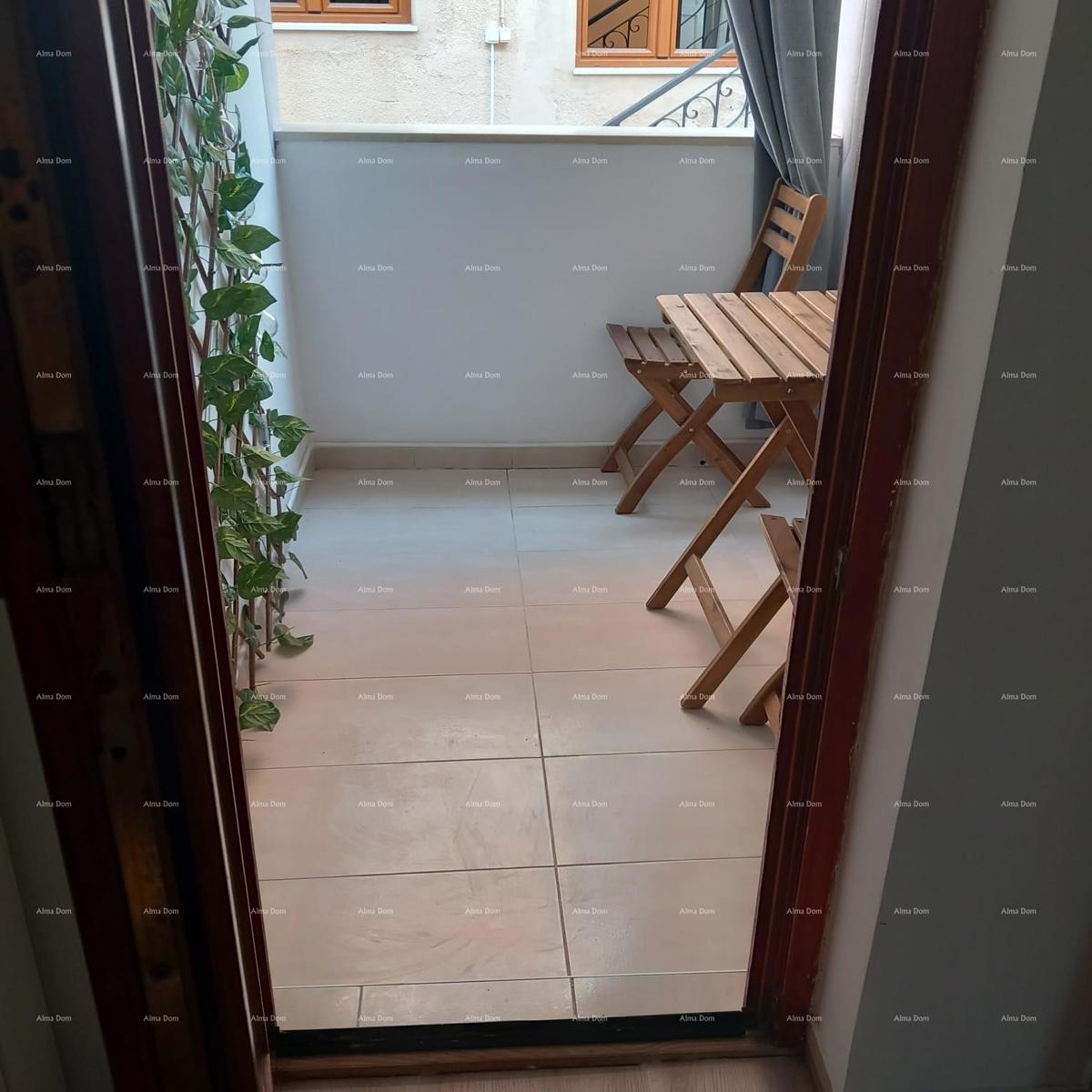 Pješčana Uvala, 200 metrov od plaže in morja, simpatična hišica s tremi apartmaji.