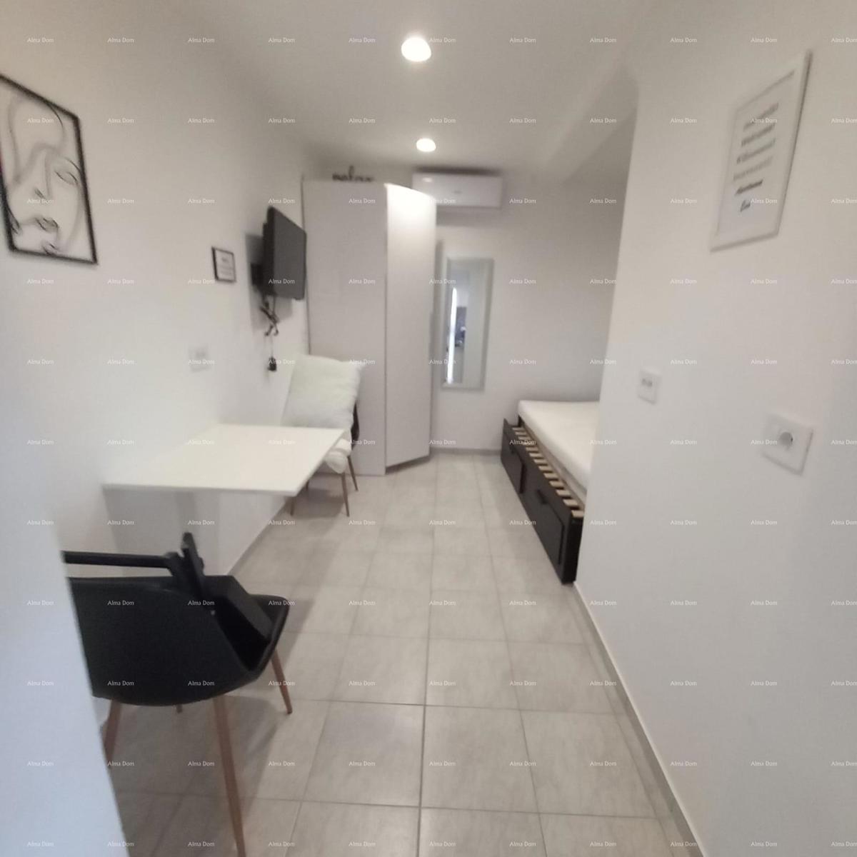 Pješčana Uvala, 200 metrov od plaže in morja, simpatična hišica s tremi apartmaji.