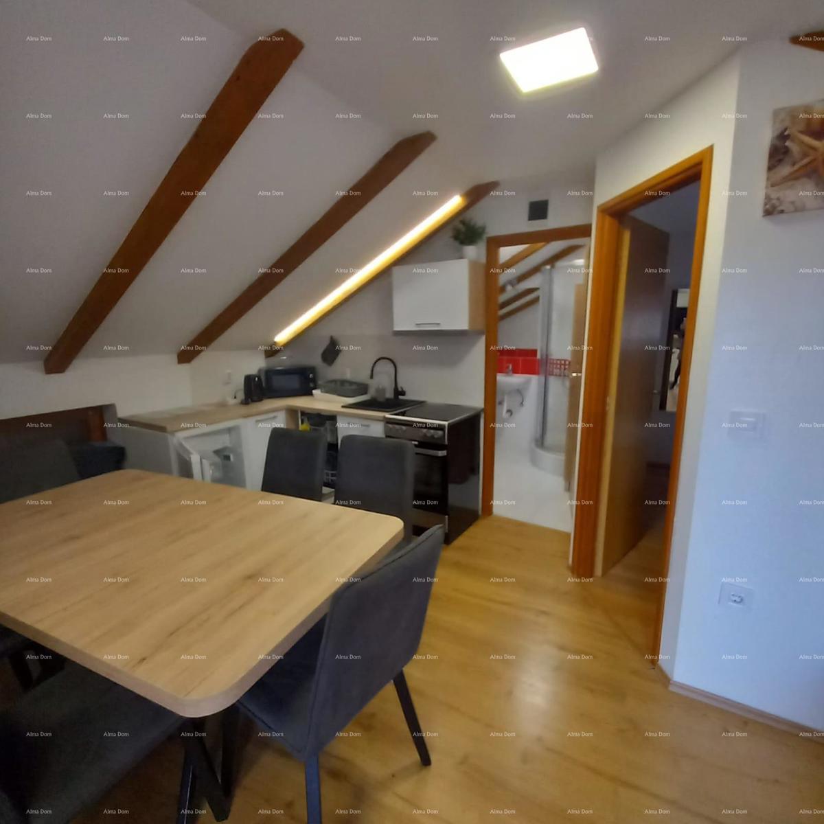 Pješčana Uvala, 200 metrov od plaže in morja, simpatična hišica s tremi apartmaji.