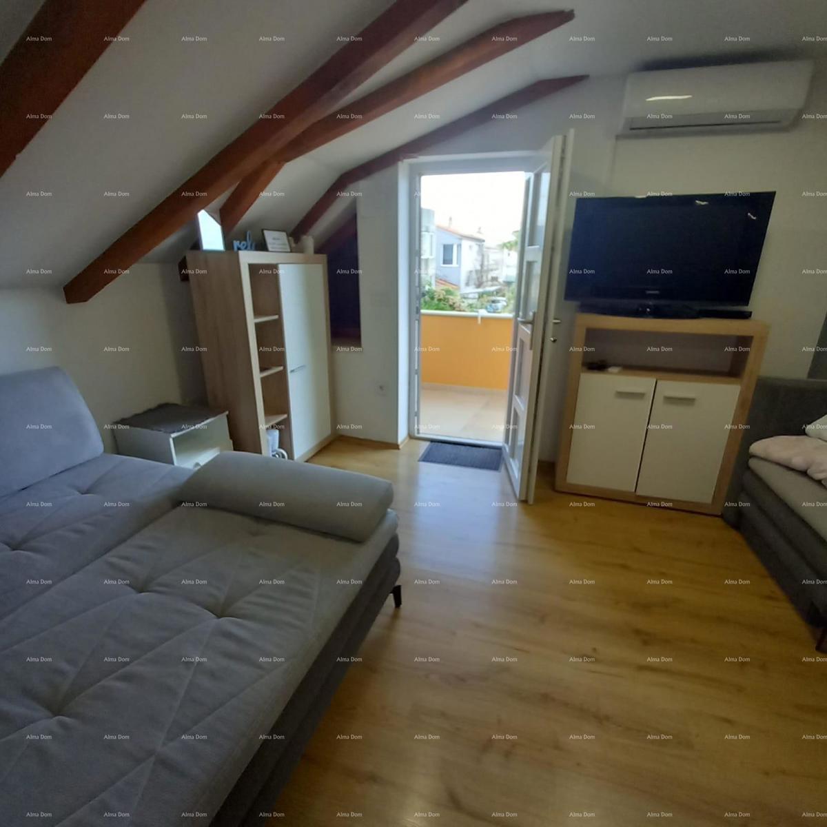 Pješčana Uvala, 200 metrov od plaže in morja, simpatična hišica s tremi apartmaji.