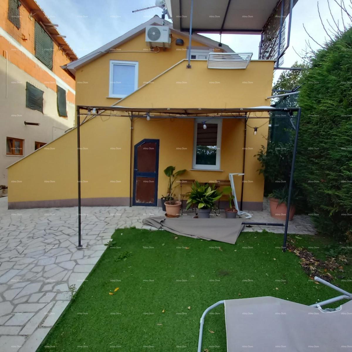 Pješčana Uvala, 200 metrov od plaže in morja, simpatična hišica s tremi apartmaji.