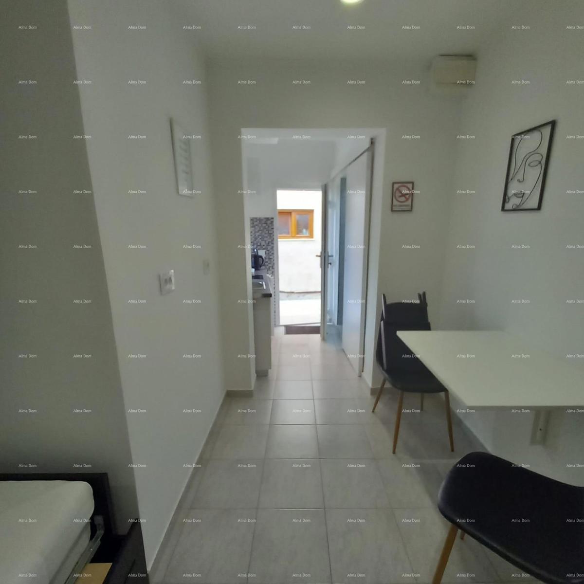 Pješčana Uvala, 200 metrov od plaže in morja, simpatična hišica s tremi apartmaji.