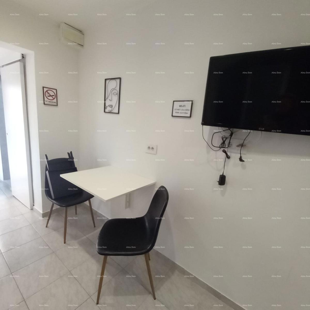 Pješčana Uvala, 200 metrov od plaže in morja, simpatična hišica s tremi apartmaji.