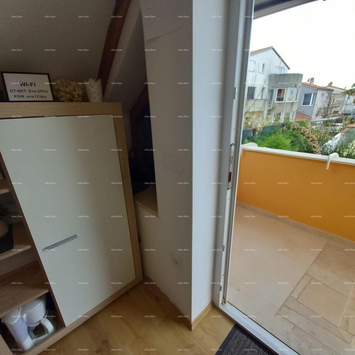 Pješčana Uvala, 200 metrov od plaže in morja, simpatična hišica s tremi apartmaji.