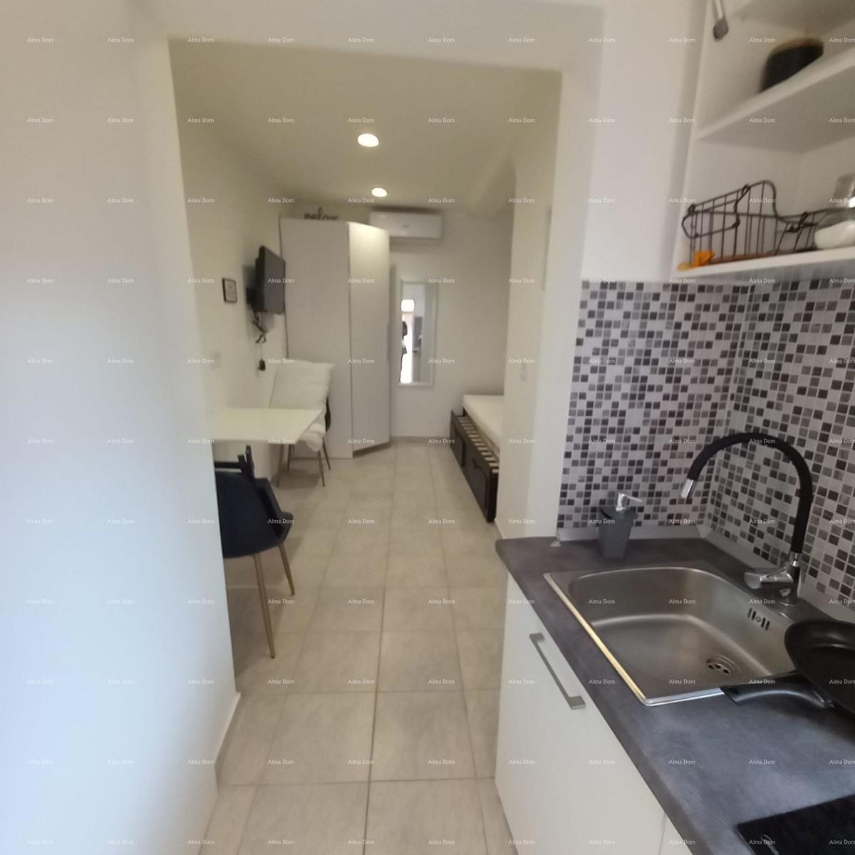 Pješčana Uvala, 200 metrov od plaže in morja, simpatična hišica s tremi apartmaji.