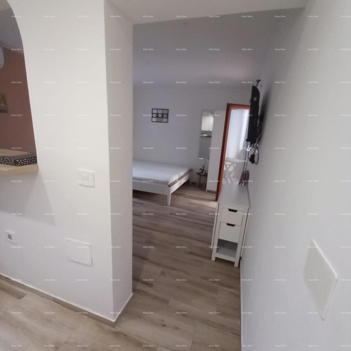 Pješčana Uvala, 200 metrov od plaže in morja, simpatična hišica s tremi apartmaji.