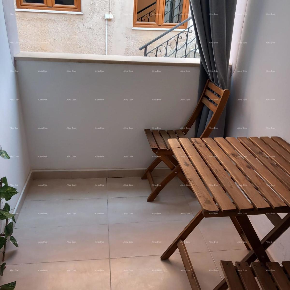 Pješčana Uvala, 200 metrov od plaže in morja, simpatična hišica s tremi apartmaji.