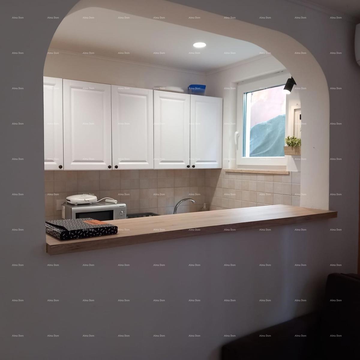 Pješčana Uvala, 200 metrov od plaže in morja, simpatična hišica s tremi apartmaji.