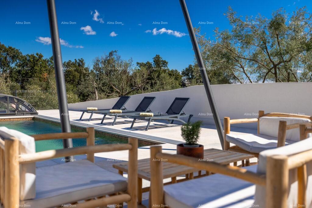 Raša, Moderna vila s ogrevanim bazenom in pogledom na morje