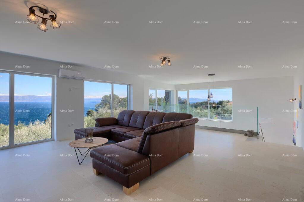 Raša, Moderna vila s ogrevanim bazenom in pogledom na morje