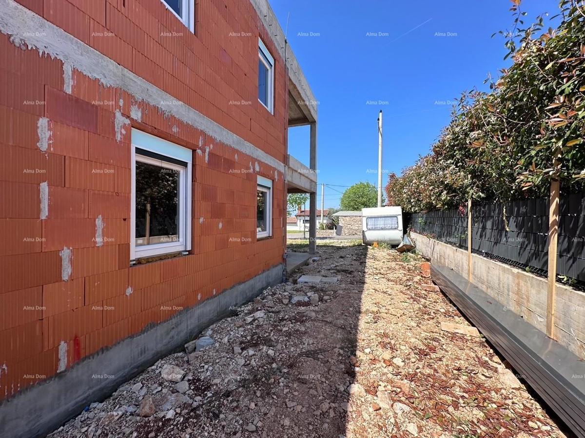 Umag.  Prodajemo dvojno hišo v fazi Roh Bau.