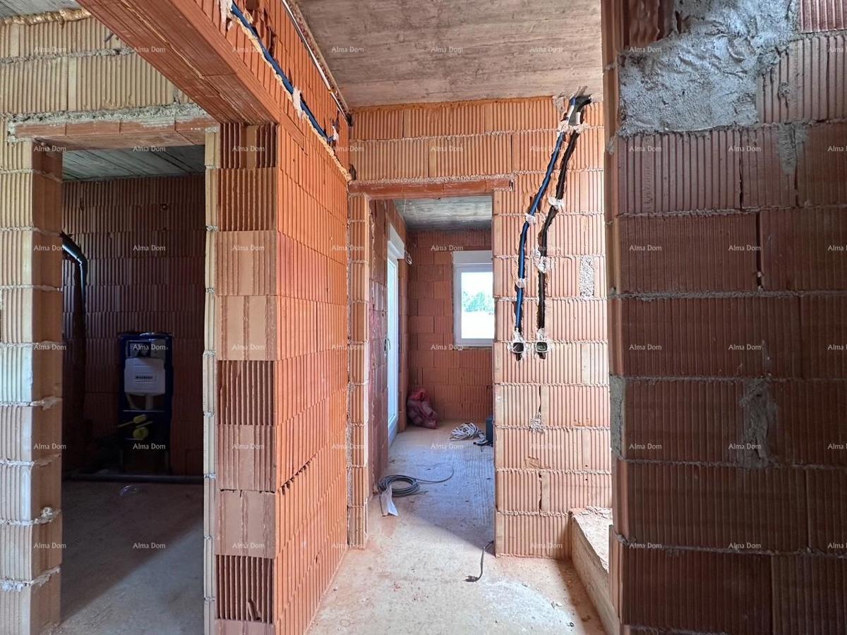 Umag.  Prodajemo dvojno hišo v fazi Roh Bau.