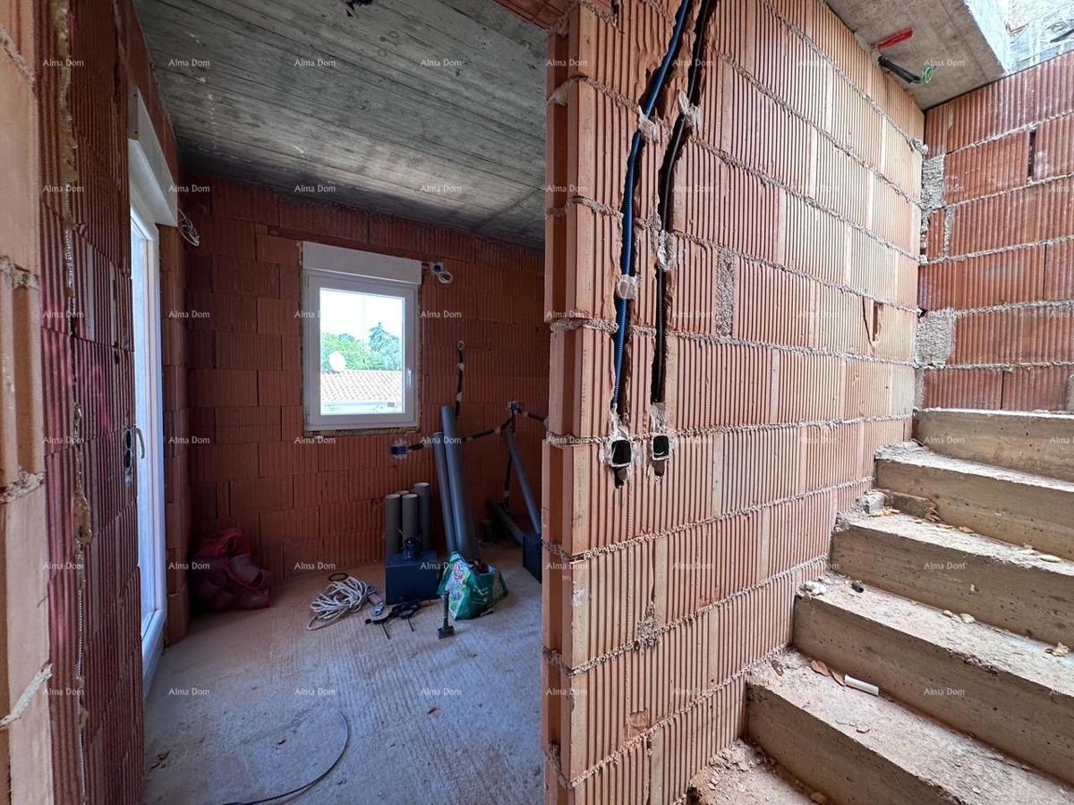 Umag.  Prodajemo dvojno hišo v fazi Roh Bau.