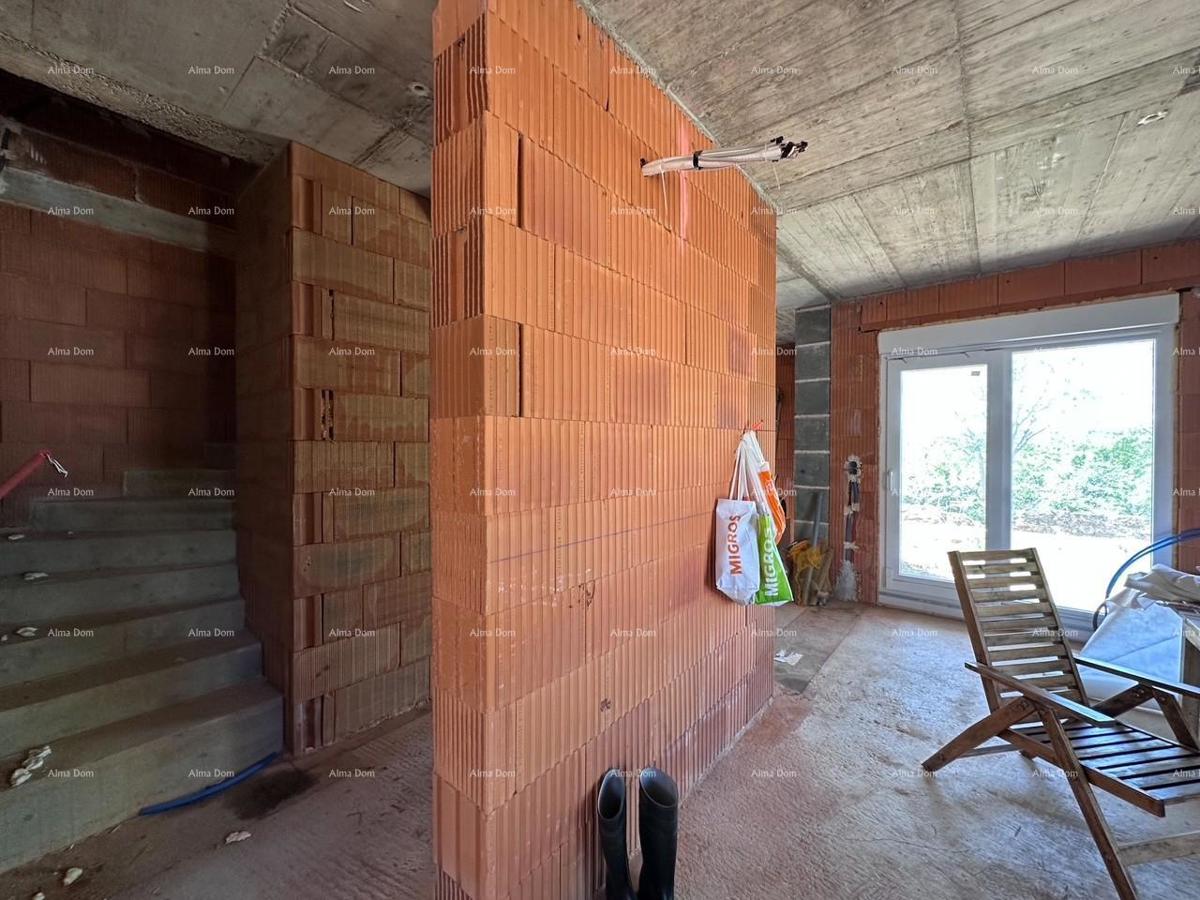 Umag.  Prodajemo dvojno hišo v fazi Roh Bau.