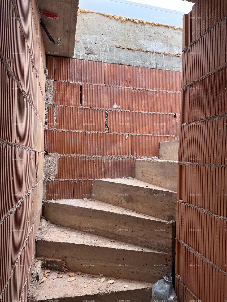 Umag.  Prodajemo dvojno hišo v fazi Roh Bau.