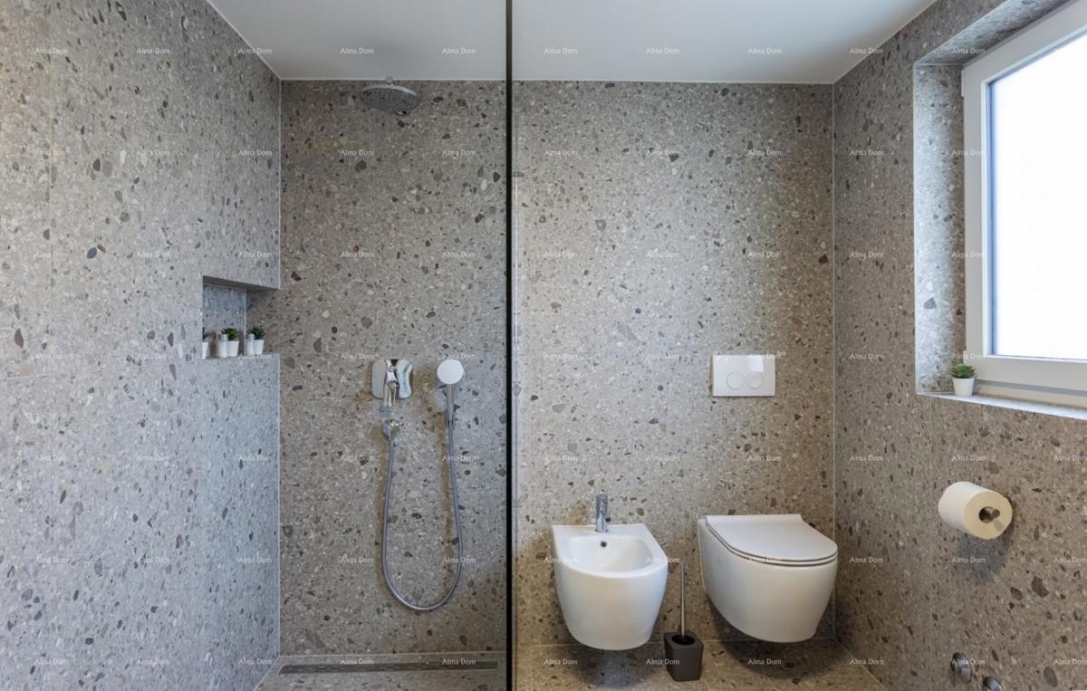 Moderna hiša v Medulinu, 800 m od centra in 150 m od morja – idealna za družino ali naložbo!