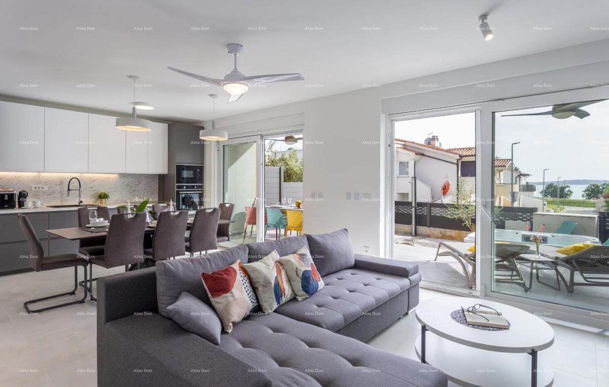 Moderna hiša v Medulinu, 800 m od centra in 150 m od morja – idealna za družino ali naložbo!