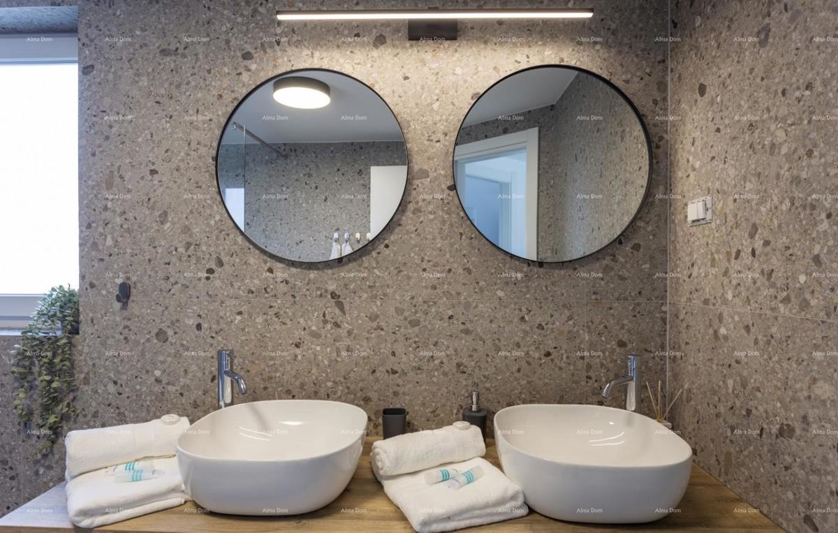 Moderna hiša v Medulinu, 800 m od centra in 150 m od morja – idealna za družino ali naložbo!