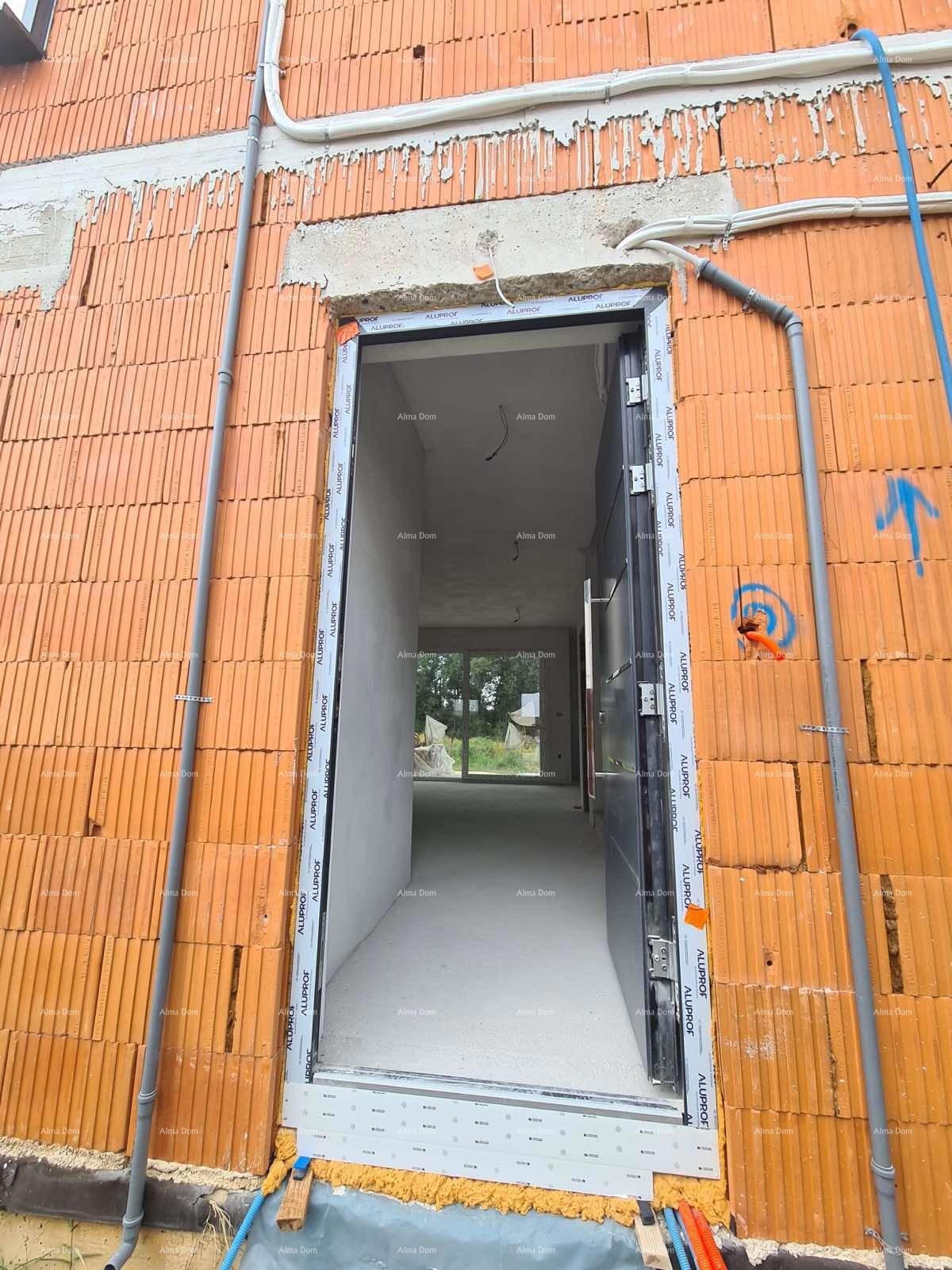 Na prodaju dvoetažni stan s vrtom v Ližnjanu