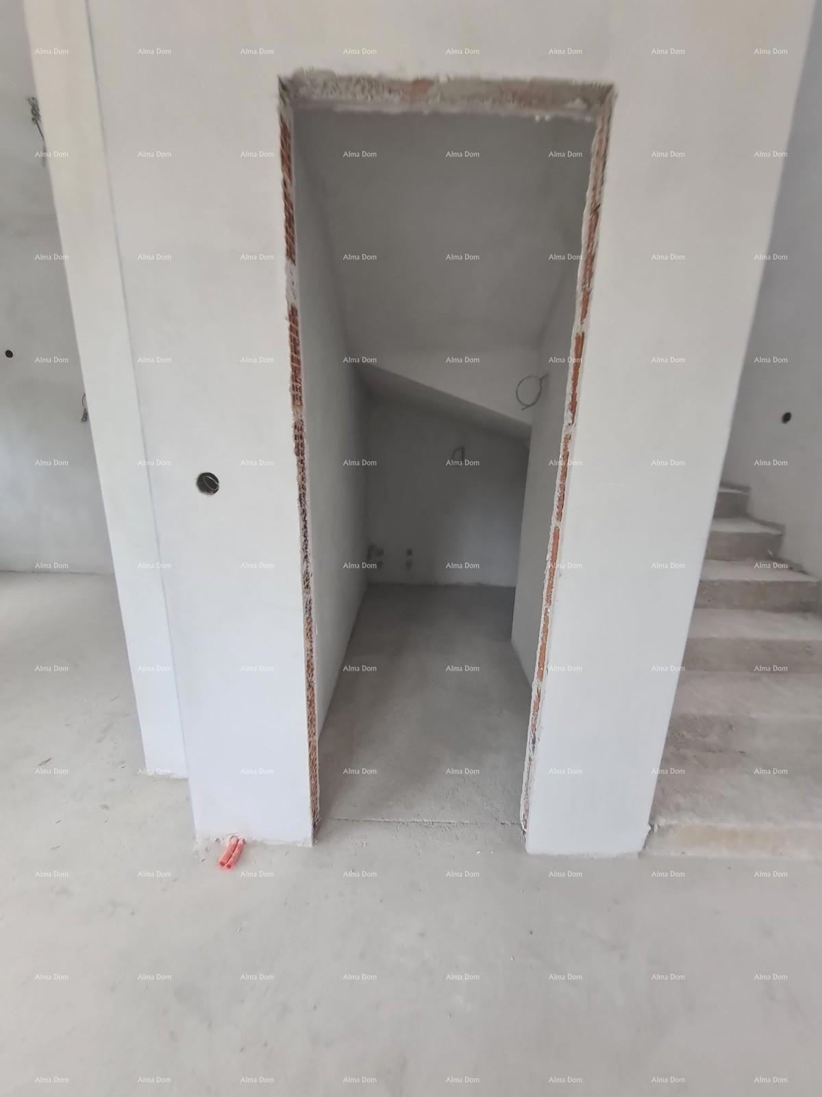 Na prodaju dvoetažni stan s vrtom v Ližnjanu