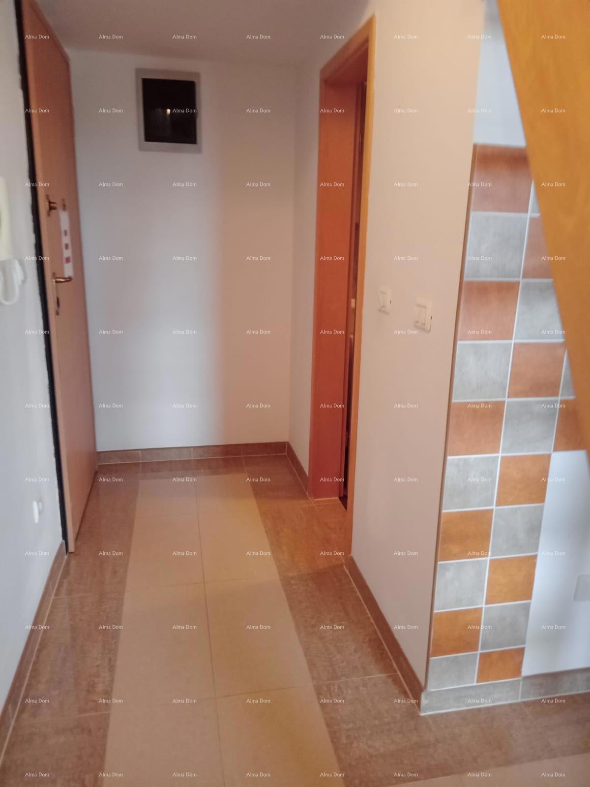 Prodaja velikega, lepo urejenega in popolnoma opremljenega apartmaja, s pogledom na morje, Ližnjan!