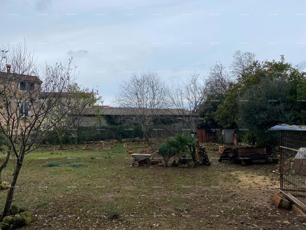 Prodaja dvojčka z gospodarskim poslopjem (manjša hiša) in zemljiščem, Pula!