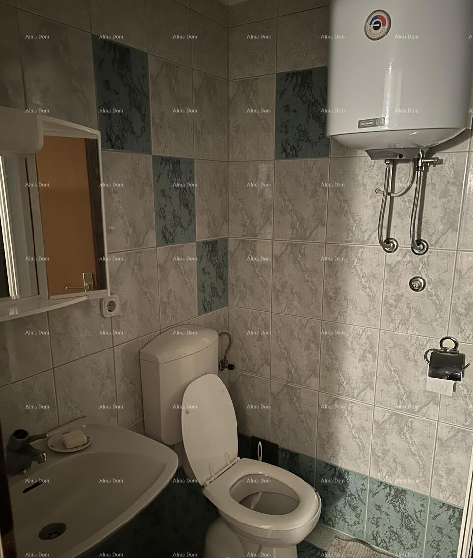 The translation of the title to Slovenian is: "Na prodaj stara kamnita duplex hiša s pogledom na morje."