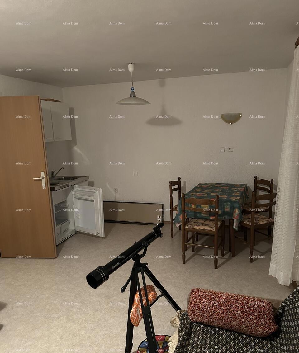 The translation of the title to Slovenian is: "Na prodaj stara kamnita duplex hiša s pogledom na morje."