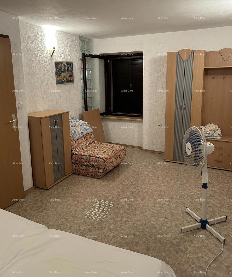 The translation of the title to Slovenian is: "Na prodaj stara kamnita duplex hiša s pogledom na morje."