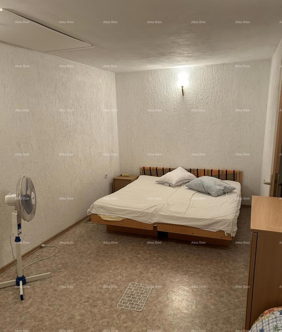 The translation of the title to Slovenian is: "Na prodaj stara kamnita duplex hiša s pogledom na morje."