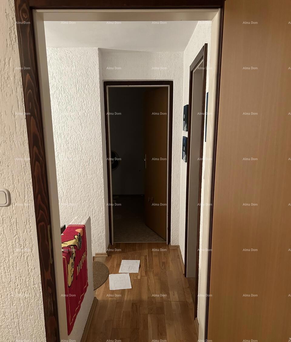 The translation of the title to Slovenian is: "Na prodaj stara kamnita duplex hiša s pogledom na morje."