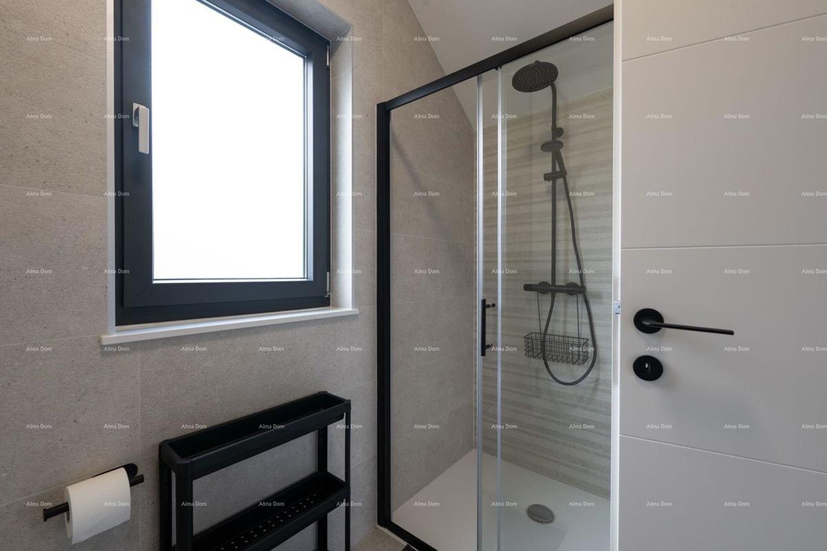 Prodaja novoizgrajene, moderno opremljene hiše s bazenom, Rakalj!