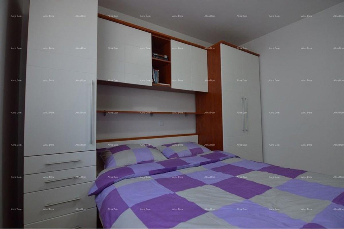 Prostran stan z dvoriščem, Tar