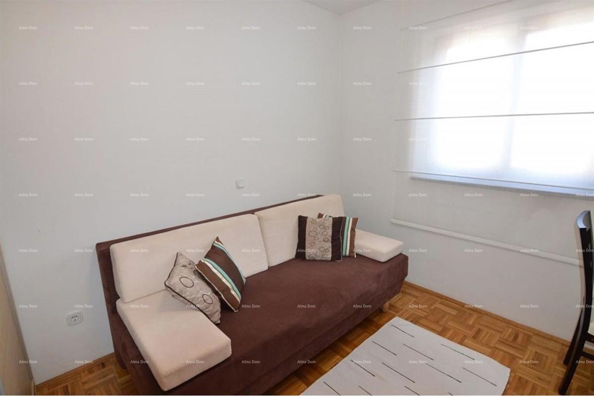 Prostran stan z dvoriščem, Tar