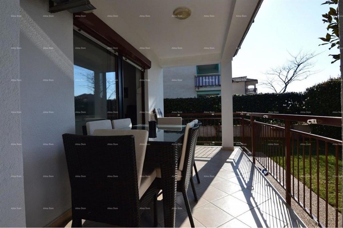 Prostran stan z dvoriščem, Tar