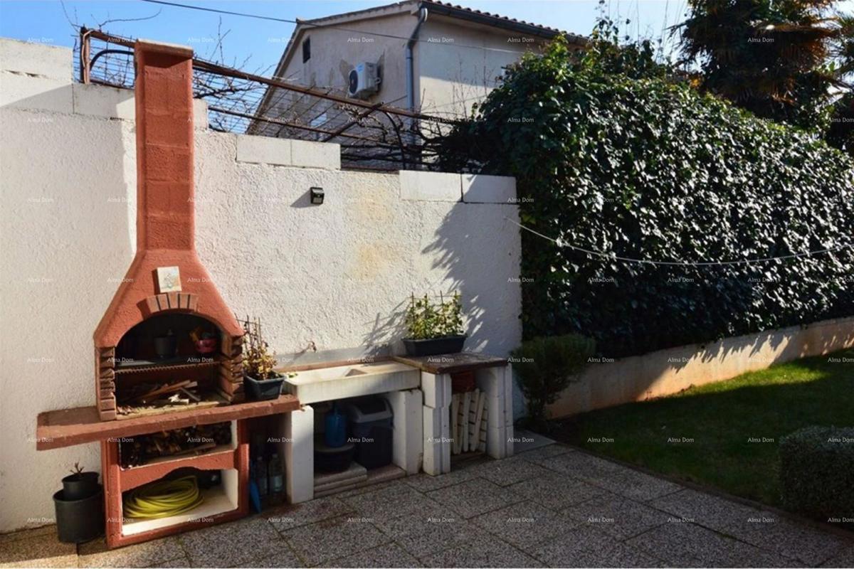 Prostran stan z dvoriščem, Tar