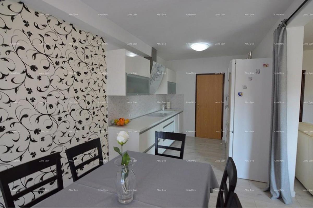 Prostran stan z dvoriščem, Tar