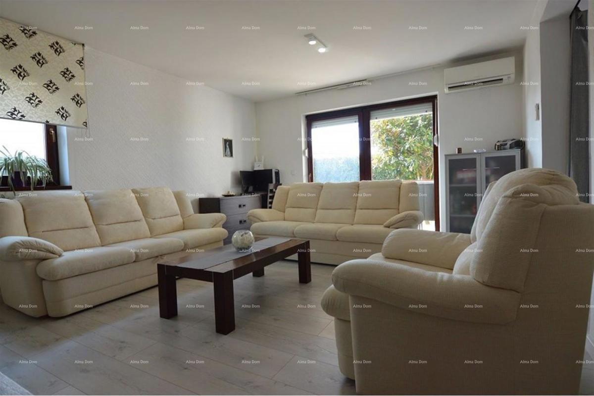 Prostran stan z dvoriščem, Tar