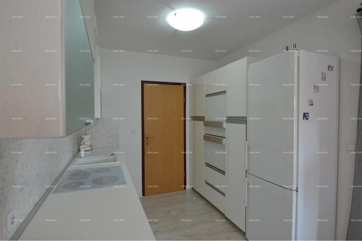 Prostran stan z dvoriščem, Tar