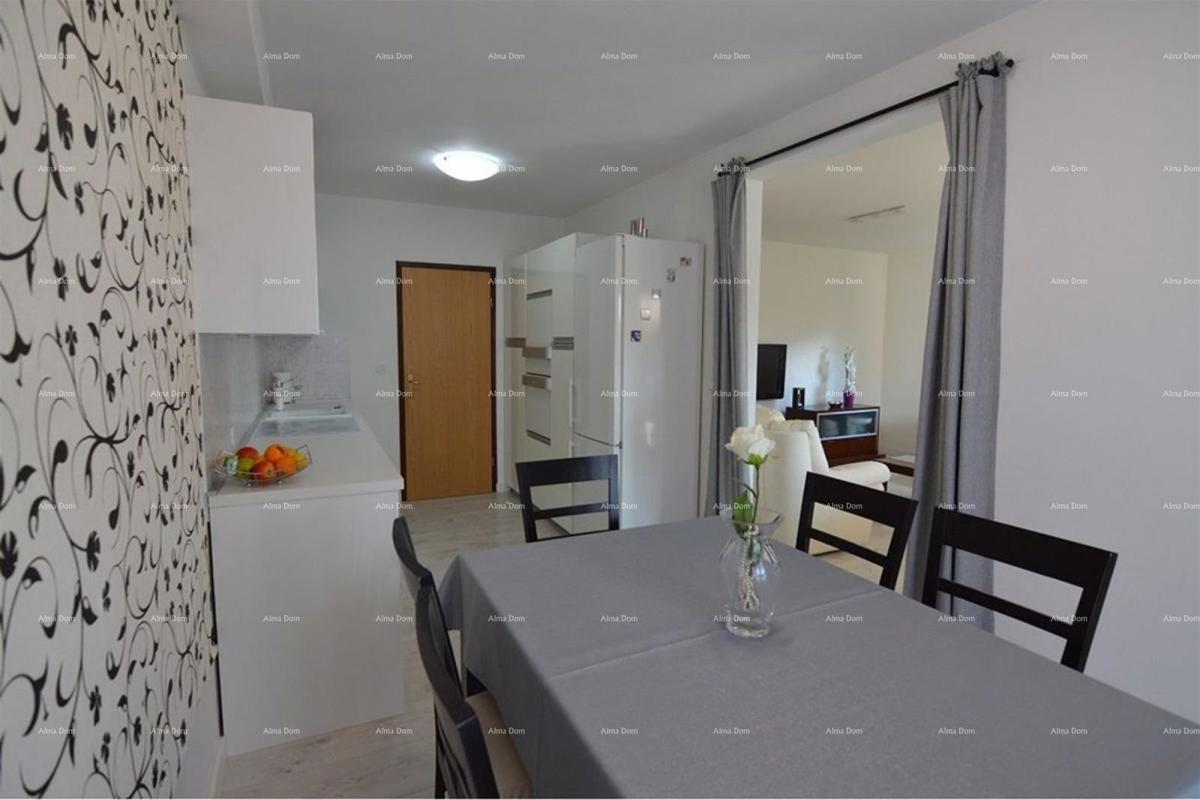 Prostran stan z dvoriščem, Tar