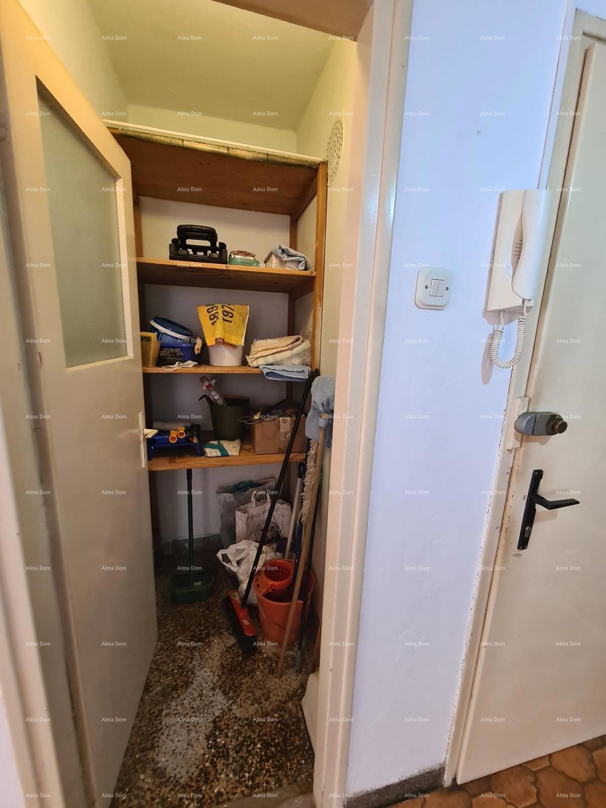 Prodaja - stan s dvema spalnicama na odlični lokaciji, Pula!