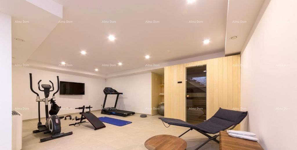 MODERNA LUKSUZNA VILA S BAZENOM 500 m OD MORJA