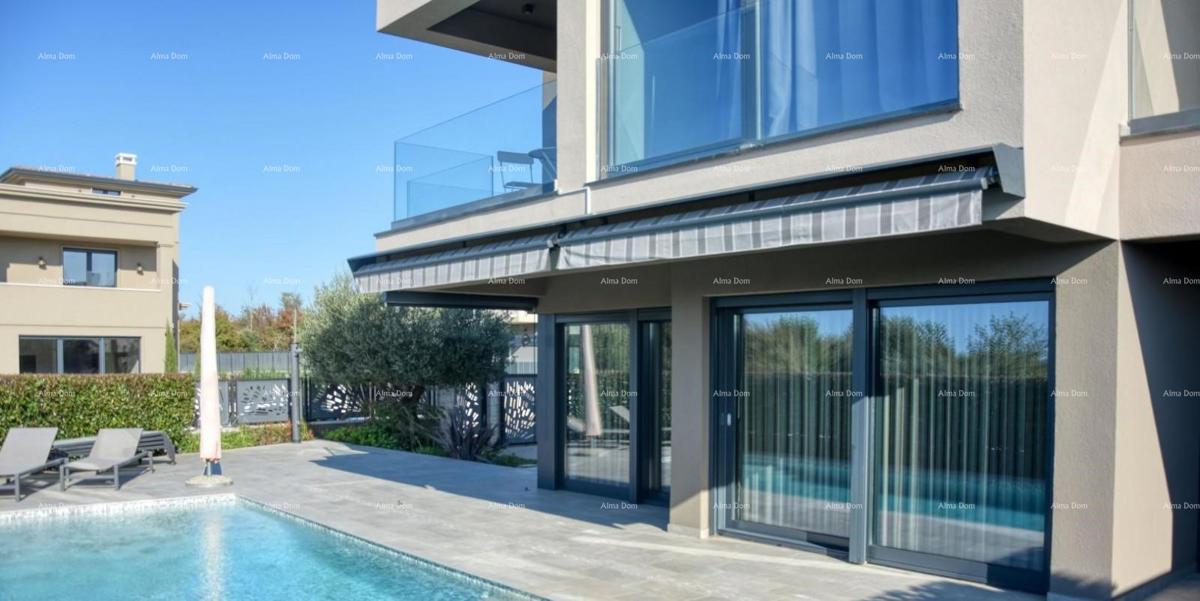 MODERNA LUKSUZNA VILA S BAZENOM 500 m OD MORJA